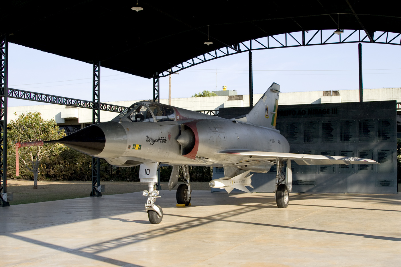 Caça supersônico Mirage IIIEBR (F-103E) da Força Aérea Brasileira preservado em exposição estática na Base Aérea de Anápolis