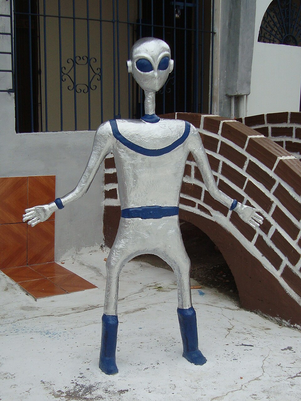 Escultura popular de figura extraterrestre fotografada em Colares em 2008