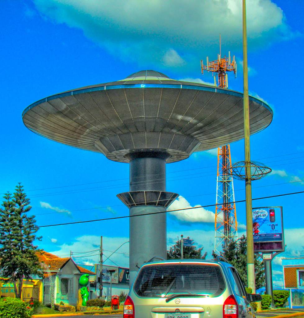 Caixa-d’água em formato de disco voador em Varginha, fotografada em 2008
